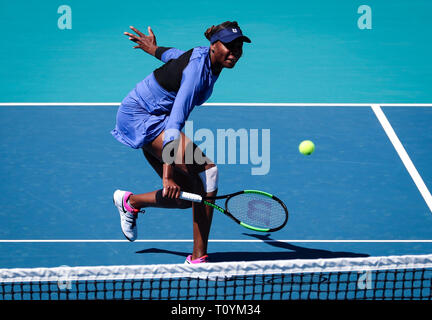 Miami Gardens, Florida, USA. 22 Mär, 2019. Venus Williams, der Vereinigten Staaten, spielt gegen Carla Suarez Navarro, Spanien, während ihrer zweiten Runde am2019 Miami geöffneten dargestellt von itaú Professional Tennis Turnier, an dem Hardrock Stadion in Miami Gardens, Florida, USA gespielt. Mario Houben/CSM/Alamy leben Nachrichten Stockfoto