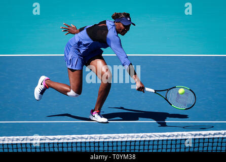 Miami Gardens, Florida, USA. 22 Mär, 2019. Venus Williams, der Vereinigten Staaten, spielt gegen Carla Suarez Navarro, Spanien, während ihrer zweiten Runde am2019 Miami geöffneten dargestellt von itaú Professional Tennis Turnier, an dem Hardrock Stadion in Miami Gardens, Florida, USA gespielt. Mario Houben/CSM/Alamy leben Nachrichten Stockfoto