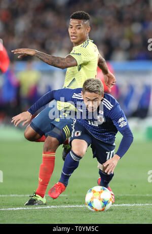 Yokohama, Japan. 22 Mär, 2019. Japans Shinji Kagawa (R) wird von der Kolumbianischen Wilmar Barrios während der kirin Challenge Cup Fußballspiel in Yokohama zusammengebrochen, Vorort von Tokio am Freitag, 22. März 2019. Kolumbien besiegte Japan 1-0. Credit: Yoshio Tsunoda/LBA/Alamy leben Nachrichten Stockfoto