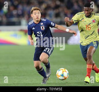 Yokohama, Japan. 22 Mär, 2019. Japans Ritsu Doan () kämpft die Kugel gegen Kolumbien Jefferson Lerma während der kirin Challenge Cup Fußballspiel in Yokohama, Vorort von Tokio am Freitag, 22. März 2019. Kolumbien besiegte Japan 1-0. Credit: Yoshio Tsunoda/LBA/Alamy leben Nachrichten Stockfoto