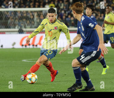 Yokohama, Japan. 22 Mär, 2019. Kolumbien James Rodriguez (L) hält den Ball gegen Japanduring die Kirin Challenge Cup Fußballspiel in Yokohama, Vorort von Tokio am Freitag, 22. März 2019. Kolumbien besiegte Japan 1-0. Credit: Yoshio Tsunoda/LBA/Alamy leben Nachrichten Stockfoto