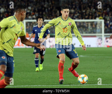 Yokohama, Japan. 22 Mär, 2019. Kolumbien James Rodriguez (R) hält den Ball gegen Japan während der kirin Challenge Cup Fußballspiel in Yokohama, Vorort von Tokio am Freitag, 22. März 2019. Kolumbien besiegte Japan 1-0. Credit: Yoshio Tsunoda/LBA/Alamy leben Nachrichten Stockfoto