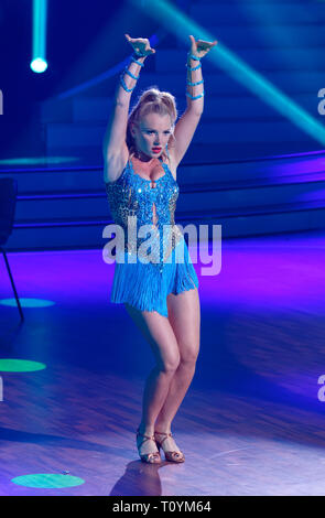 22. März 2019, Nordrhein-Westfalen, Köln: "Jungle Queen" Evelyn Burdecki Tänze in der zweiten Show der 12. Staffel der RTL-tanzshow Let's Dance. Foto: Henning Kaiser/dpa Stockfoto