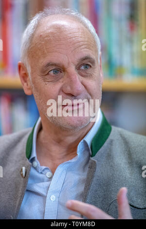 13 März 2013, Bayern, Regensburg: Roland Büchner, Leiter der Regensburger Domspatzen. Die Kathedrale Chorleiter der Regensburger Domspatzen zieht sich nach 25 Jahren. Foto: Armin Weigel/dpa Stockfoto