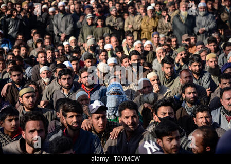 Kaschmir Dorfbewohner sind Gesehen beobachten Trauerzug der Getöteten Atif Shafi bei Hajin Dorf Norden Kaschmir Bandipora einige 40 km vom Sommer Hauptstadt Srinagar. Indische Truppen getötet fünf Aktivisten und Atif Shafi eine 11-jährige Geisel während separate Schießereien in Kaschmir, Indien, sagte die Polizei. Stockfoto