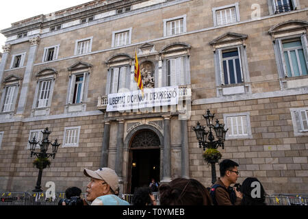 Sant Jaume Platz, Sitz der Katalanischen Regierung ist mit dem neuen Banner an der Fassade des Palastes der Generalitat gesehen. Drei Stunden nach der Erfüllung des Mandats des Zentralen Wahlausschusses, Präsident Quim Torra setzt eine neue Fahne auf dem Balkon der Generalitat von Katalonien in der Verteidigung der Freiheit der Meinungsäußerung. Stockfoto