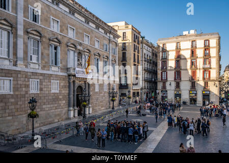 Sant Jaume Platz, Sitz der Katalanischen Regierung ist mit dem neuen Banner an der Fassade des Palastes der Generalitat gesehen. Drei Stunden nach der Erfüllung des Mandats des Zentralen Wahlausschusses, Präsident Quim Torra setzt eine neue Fahne auf dem Balkon der Generalitat von Katalonien in der Verteidigung der Freiheit der Meinungsäußerung. Stockfoto