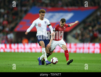 Wembley Stadion, London, UK. 22 Mär, 2019. UEFA Europameisterschaft Qualifikation Fußball, England und der Tschechischen Republik; Dele Alli von England Herausforderungen Vladimir Darida der Tschechischen Republik Credit: Aktion plus Sport/Alamy leben Nachrichten Stockfoto