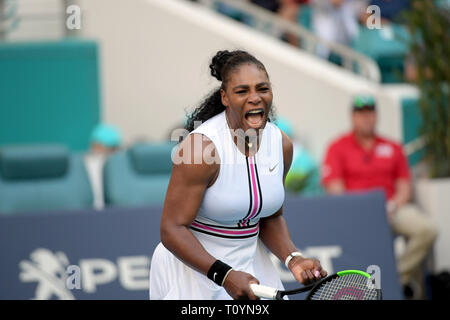 Miami Gardens, Florida, USA. 22. Mär 2019. Serena Williams aus den Vereinigten Staaten Schielen in der späten Nachmittagssonne, versuchte ihre Augen von dem hellen Licht zu schützen, als Sie Niederlagen Rebecca Peterson von Schweden am 5. Tag der Miami geöffneten dargestellt von itaú im Hard Rock Stadion am 22. März 2019 in Miami Gardens, Florida Personen: Serena Williams Stockfoto