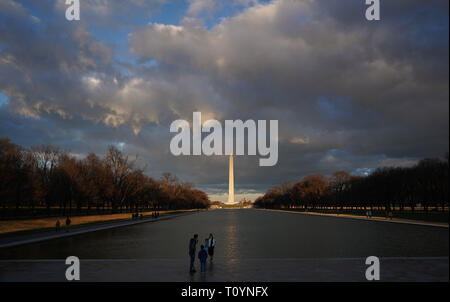 Washington, USA. 22 Mär, 2019. Foto am 22. März 2019 zeigt das Washington Monument bei Sonnenuntergang in Washington, DC, USA. Quelle: Liu Jie/Xinhua/Alamy leben Nachrichten Stockfoto