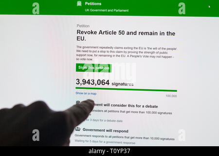 Ashford, Kent, Großbritannien. 23 Mär, 2019. Einen Finger an der Menge der Unterschriften auf die britische Regierung und Parlament Petitionen gewonnen Website zu Artikel 50 widerrufen und bleiben in der EU. © Paul Lawrenson 2019, Foto: Paul Lawrenson/Alamy leben Nachrichten Stockfoto