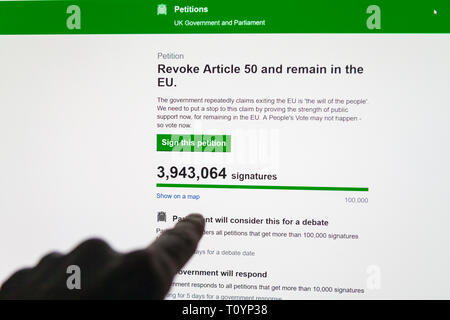 Ashford, Kent, Großbritannien. 23 Mär, 2019. Einen Finger an der Menge der Unterschriften auf die britische Regierung und Parlament Petitionen gewonnen Website zu Artikel 50 widerrufen und bleiben in der EU. © Paul Lawrenson 2019, Foto: Paul Lawrenson/Alamy leben Nachrichten Stockfoto