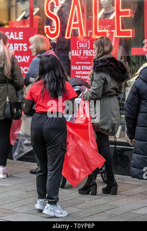 Warteschlangen von Einkäufern in Preston, Lancashire, Großbritannien. März 2019, 23rd. Nächster Frühjahrsverkauf in der Nebensaison. Der nächste Verkauf ist eine Einzelhandelslegende, mit Hunderten von Käufern auf und ab dem Land strömen zu Geschäften, und online zu ergreifen, um einige Sonderangebote zu ergreifen. Stockfoto