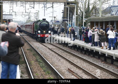 Rainham, UK. 23. März, 2019. Mayflower, die durch die Essex Land Seite und stoppt an Rainham Essex station. Die 61306 Mayflower ist einer von zwei Überlebenden B1 Klasse Lokomotiven gebaut wurde, für die London and North Eastern Railway, 61306 Mayflower ist einer von zwei Überlebenden B1 Klasse Lokomotiven. Die B1 wurden als gemischter Verkehr Lokomotiven in der Lage schleppen express Personenzüge sowie Güterverkehr konzipiert. Als leistungsfähige, klicken Sie an einer beliebigen Stelle Motoren, die B 1 Die meisten der britischen Eisenbahnnetz gegenüber von East Anglia nach Schottland gearbeitet. Credit: Aktion Foto Sport/Alamy leben Nachrichten Stockfoto