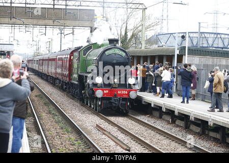 Rainham, UK. 23. März, 2019. Mayflower, die durch die Essex Land Seite und stoppt an Rainham Essex station. Die 61306 Mayflower ist einer von zwei Überlebenden B1 Klasse Lokomotiven gebaut wurde, für die London and North Eastern Railway, 61306 Mayflower ist einer von zwei Überlebenden B1 Klasse Lokomotiven. Die B1 wurden als gemischter Verkehr Lokomotiven in der Lage schleppen express Personenzüge sowie Güterverkehr konzipiert. Als leistungsfähige, klicken Sie an einer beliebigen Stelle Motoren, die B 1 Die meisten der britischen Eisenbahnnetz gegenüber von East Anglia nach Schottland gearbeitet. Credit: Aktion Foto Sport/Alamy leben Nachrichten Stockfoto