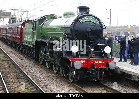 Rainham, UK. 23. März, 2019. Mayflower, die durch die Essex Land Seite und stoppt an Rainham Essex station. Die 61306 Mayflower ist einer von zwei Überlebenden B1 Klasse Lokomotiven gebaut wurde, für die London and North Eastern Railway, 61306 Mayflower ist einer von zwei Überlebenden B1 Klasse Lokomotiven. Die B1 wurden als gemischter Verkehr Lokomotiven in der Lage schleppen express Personenzüge sowie Güterverkehr konzipiert. Als leistungsfähige, klicken Sie an einer beliebigen Stelle Motoren, die B 1 Die meisten der britischen Eisenbahnnetz gegenüber von East Anglia nach Schottland gearbeitet. Credit: Aktion Foto Sport/Alamy leben Nachrichten Stockfoto