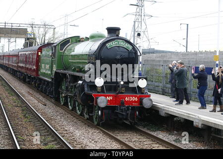 Rainham, UK. 23. März, 2019. Mayflower, die durch die Essex Land Seite und stoppt an Rainham Essex station. Die 61306 Mayflower ist einer von zwei Überlebenden B1 Klasse Lokomotiven gebaut wurde, für die London and North Eastern Railway, 61306 Mayflower ist einer von zwei Überlebenden B1 Klasse Lokomotiven. Die B1 wurden als gemischter Verkehr Lokomotiven in der Lage schleppen express Personenzüge sowie Güterverkehr konzipiert. Als leistungsfähige, klicken Sie an einer beliebigen Stelle Motoren, die B 1 Die meisten der britischen Eisenbahnnetz gegenüber von East Anglia nach Schottland gearbeitet. Credit: Aktion Foto Sport/Alamy leben Nachrichten Stockfoto