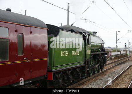 Rainham, UK. 23. März, 2019. Mayflower, die durch die Essex Land Seite und stoppt an Rainham Essex station. Die 61306 Mayflower ist einer von zwei Überlebenden B1 Klasse Lokomotiven gebaut wurde, für die London and North Eastern Railway, 61306 Mayflower ist einer von zwei Überlebenden B1 Klasse Lokomotiven. Die B1 wurden als gemischter Verkehr Lokomotiven in der Lage schleppen express Personenzüge sowie Güterverkehr konzipiert. Als leistungsfähige, klicken Sie an einer beliebigen Stelle Motoren, die B 1 Die meisten der britischen Eisenbahnnetz gegenüber von East Anglia nach Schottland gearbeitet. Credit: Aktion Foto Sport/Alamy leben Nachrichten Stockfoto