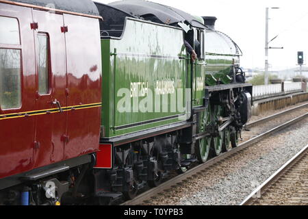 Rainham, UK. 23. März, 2019. Mayflower, die durch die Essex Land Seite und stoppt an Rainham Essex station. Die 61306 Mayflower ist einer von zwei Überlebenden B1 Klasse Lokomotiven gebaut wurde, für die London and North Eastern Railway, 61306 Mayflower ist einer von zwei Überlebenden B1 Klasse Lokomotiven. Die B1 wurden als gemischter Verkehr Lokomotiven in der Lage schleppen express Personenzüge sowie Güterverkehr konzipiert. Als leistungsfähige, klicken Sie an einer beliebigen Stelle Motoren, die B 1 Die meisten der britischen Eisenbahnnetz gegenüber von East Anglia nach Schottland gearbeitet. Credit: Aktion Foto Sport/Alamy leben Nachrichten Stockfoto