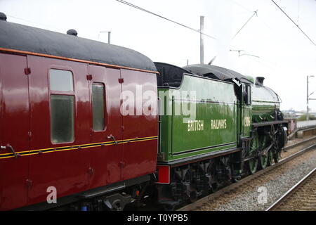 Rainham, UK. 23. März, 2019. Mayflower, die durch die Essex Land Seite und stoppt an Rainham Essex station. Die 61306 Mayflower ist einer von zwei Überlebenden B1 Klasse Lokomotiven gebaut wurde, für die London and North Eastern Railway, 61306 Mayflower ist einer von zwei Überlebenden B1 Klasse Lokomotiven. Die B1 wurden als gemischter Verkehr Lokomotiven in der Lage schleppen express Personenzüge sowie Güterverkehr konzipiert. Als leistungsfähige, klicken Sie an einer beliebigen Stelle Motoren, die B 1 Die meisten der britischen Eisenbahnnetz gegenüber von East Anglia nach Schottland gearbeitet. Credit: Aktion Foto Sport/Alamy leben Nachrichten Stockfoto