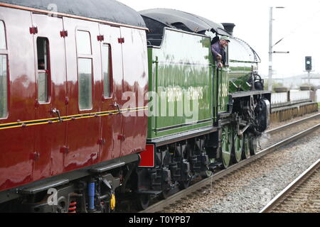 Rainham, UK. 23. März, 2019. Mayflower, die durch die Essex Land Seite und stoppt an Rainham Essex station. Die 61306 Mayflower ist einer von zwei Überlebenden B1 Klasse Lokomotiven gebaut wurde, für die London and North Eastern Railway, 61306 Mayflower ist einer von zwei Überlebenden B1 Klasse Lokomotiven. Die B1 wurden als gemischter Verkehr Lokomotiven in der Lage schleppen express Personenzüge sowie Güterverkehr konzipiert. Als leistungsfähige, klicken Sie an einer beliebigen Stelle Motoren, die B 1 Die meisten der britischen Eisenbahnnetz gegenüber von East Anglia nach Schottland gearbeitet. Credit: Aktion Foto Sport/Alamy leben Nachrichten Stockfoto