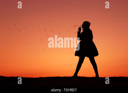 Silhouetten Mädchen am Sonnenuntergang, Mädchen bläst Seifenblasen, unglaubliche Sonnenuntergang Stockfoto