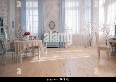 Die Einrichtung im traditionellen Stil mit einer Tabelle in blauen Farbtönen Stockfoto