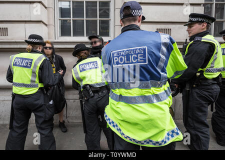 London, Großbritannien. Der 1. April 2017. Antifaschistische Gruppen, einschließlich Vereinen gegen den Faschismus (UAF) Zusammentreffen mit Polizei mit einige Verhaftungen vorgenommen und gleichzeitig gegen den Protest gegen Rechtsextreme Britische nationalistische Gruppen einschließlich Großbritannien Erste und der English Defence League (EDL) während ihrer "Marsch gegen den Terrorismus" durch das Zentrum von London, im Lichte der jüngsten Terroranschläge in Westminster. Polizei 14 Menschen während der zusammenstöße festgenommen. Credit: Guy Corbishley/Alamy leben Nachrichten Stockfoto