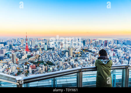 Asien Business Konzept für Immobilien und Corporate Bau - Touristen nehmen Schuß auf den Tokyo Tower unter hell golden Sun und lebendige Twilight Sky in Stockfoto