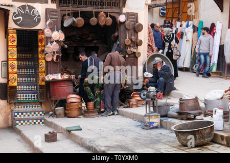 Kupferschmiede Handwerk Töpfe und Pfannen in einem Workshop bei seffarine Quadrat in der Medina von Fez, Marokko. Stockfoto