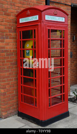 Defibrillators in einem alten roten Telefonzelle außerhalb der Coop auf Bell Street, im Princes Risborough, Buckinghamshire, Großbritannien Stockfoto