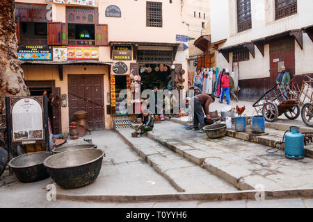 Kupferschmiede Handwerk Töpfe und Pfannen in einem Workshop bei seffarine Quadrat in der Medina von Fez, Marokko. Stockfoto