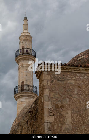 Neratzi auch als Gazi Hussein Moschee mit ihren Turm bekannt. Intensive Wolken am Himmel. Rethymno, Kreta, Griechenland. Stockfoto