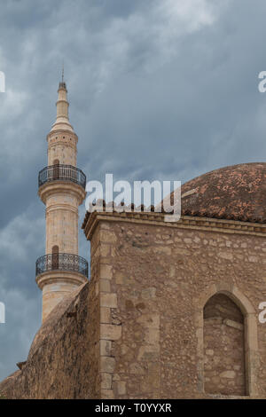 Neratzi auch als Gazi Hussein Moschee mit ihren Turm bekannt. Intensive Wolken am Himmel. Rethymno, Kreta, Griechenland. Stockfoto