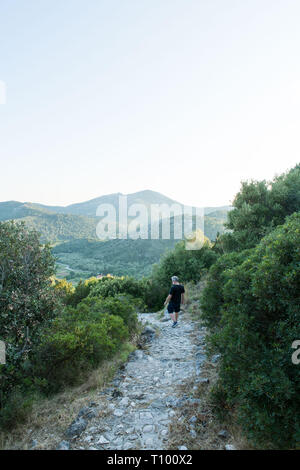 Man Walking in Lastovo Kroatien Stockfoto