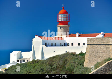 Weiß getünchtes Gebäude mit roten Leuchtturm im Gegensatz zu Baby blauer Himmel an einem sonnigen Tag Stockfoto