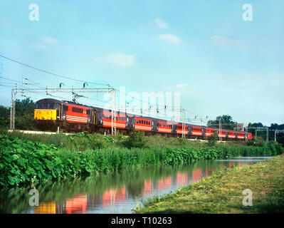 Eine Klasse 86 elektrische Lokomotive Nummer 86205 Köpfe Richtung Norden, vorbei am Oxford Canal an Ansty mit einer Jungfrau West Coast Service am 24. Juni 2003. Stockfoto