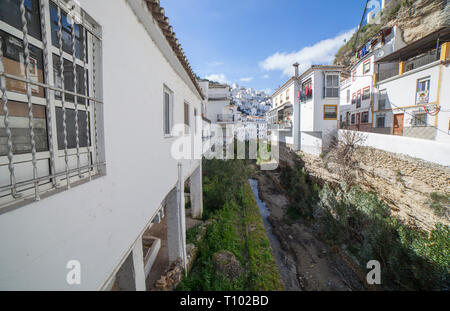 Setenil, Spanien - 4. März, 2019: Straße mit Wohnungen in Felsen Überhänge gebaut. Setenil de las Bodegas, Cadiz, Andalusien, Spanien. Dieses Pueblo Blanco ist gut - kn Stockfoto