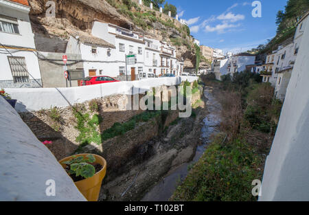 Setenil, Spanien - 4. März, 2019: Straße mit Wohnungen in Felsen Überhänge gebaut. Setenil de las Bodegas, Cadiz, Andalusien, Spanien. Sonnige höhlen Nachbarschaft Stockfoto