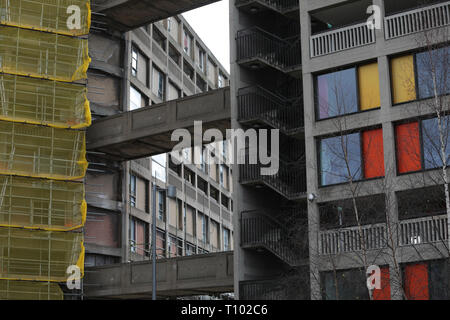 Das renovierte Park Hill Wohnungen stehen neben der alten unsanierten Wohnungen, Sheffield. Der Park Hill Wohnungen Gebäude wurden aufgeführt und laterly teilweise durch "renovierte Urban Splash". Stockfoto