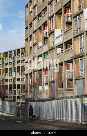 Die renovierten Park Hill Flats stehen neben den alten unrenovierten Wohnungen, Sheffield. Die Park Hill Flats Gebäude wurden unter Denkmalschutz gestellt und zuletzt teilweise von 'Urban Splash' renoviert. Stockfoto