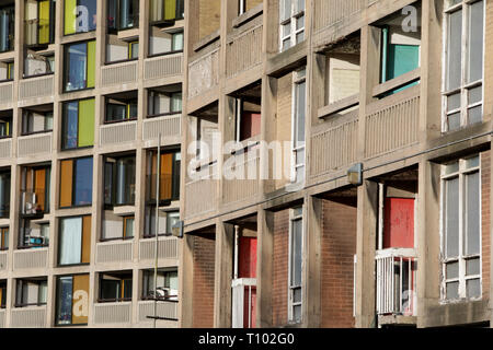 Das renovierte Park Hill Wohnungen stehen neben der alten unsanierten Wohnungen, Sheffield. Der Park Hill Wohnungen Gebäude wurden aufgeführt und laterly teilweise durch "renovierte Urban Splash". Stockfoto