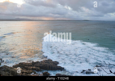 Gruppe von Surfern fang Wellen in Noosa Heads an einem bewölkten Tag, Queensalnd, Australien Stockfoto