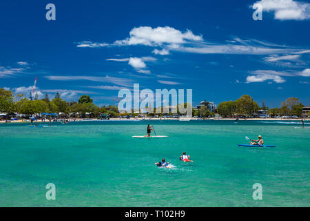 Gold Coast, AUS - Jan 12 2019: Leute genießen Strand Aktivitäten am berühmten Strand von tallebudgera Creek Gold Coast, Queensland, Australien Stockfoto