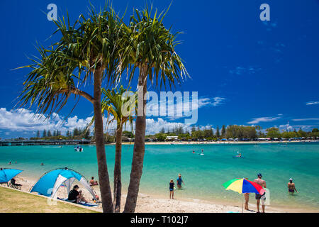 Gold Coast, AUS - Jan 12 2019: Leute genießen Strand Aktivitäten am berühmten Strand von tallebudgera Creek Gold Coast, Queensland, Australien Stockfoto