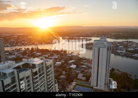 Antenne Sonnenuntergang geschossen von Surfers Paradise, Gold Coast, Queensland, Australien Stockfoto