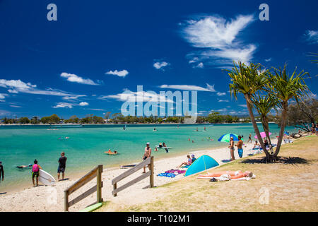 Gold Coast, AUS - Jan 12 2019: Leute genießen Strand Aktivitäten am berühmten Strand von tallebudgera Creek Gold Coast, Queensland, Australien Stockfoto