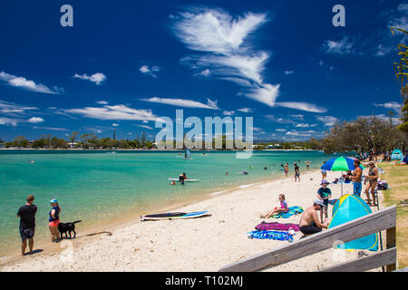 Gold Coast, AUS - Jan 12 2019: Leute genießen Strand Aktivitäten am berühmten Strand von tallebudgera Creek Gold Coast, Queensland, Australien Stockfoto