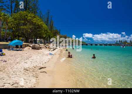 Gold Coast, AUS - Jan 12 2019: Leute genießen Strand Aktivitäten am berühmten Strand von tallebudgera Creek Gold Coast, Queensland, Australien Stockfoto