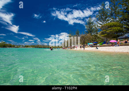 Gold Coast, AUS - Jan 12 2019: Leute genießen Strand Aktivitäten am berühmten Strand von tallebudgera Creek Gold Coast, Queensland, Australien Stockfoto